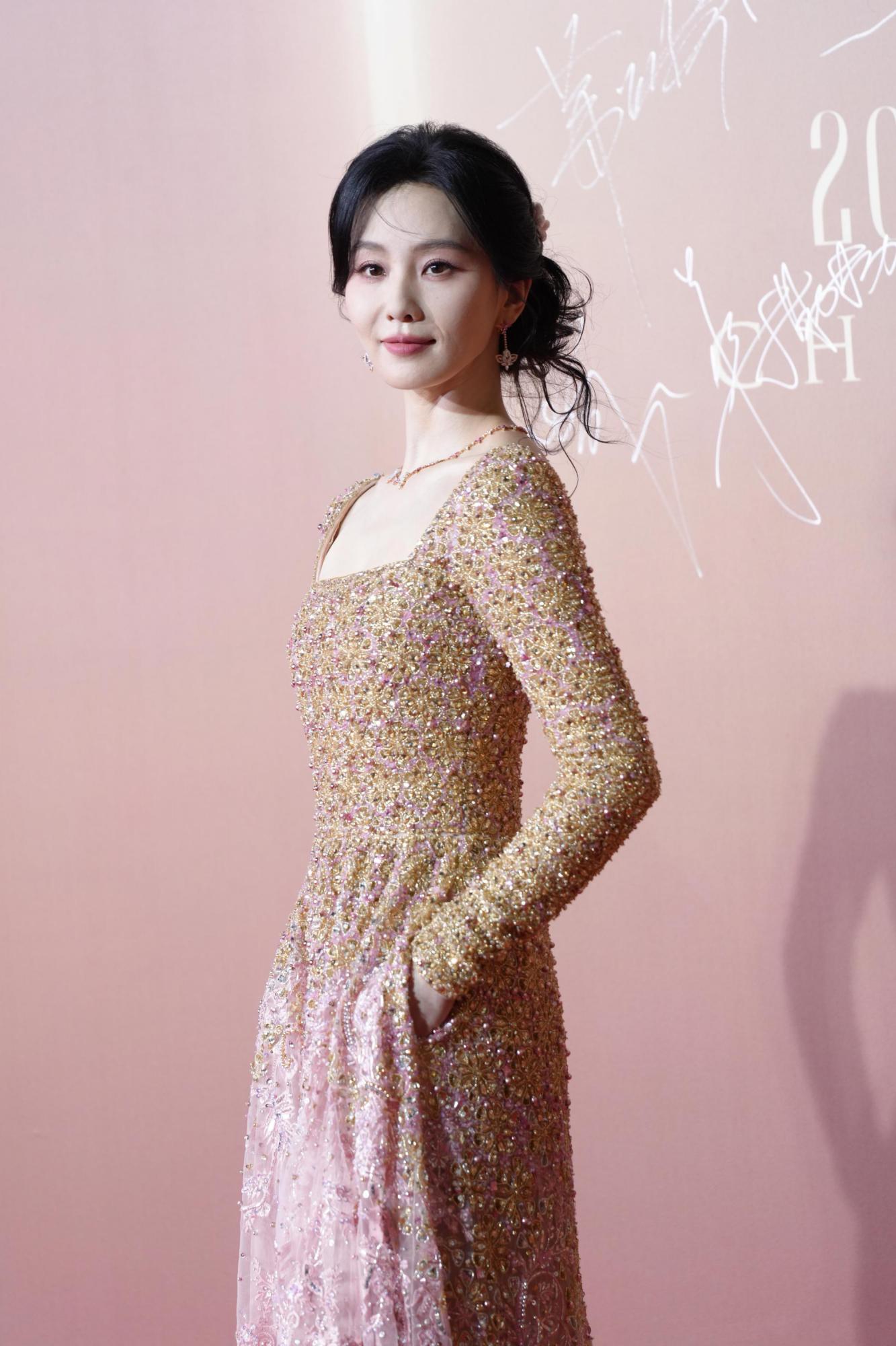 刘诗抹胸连身礼服上半身侧身现场生图[4]